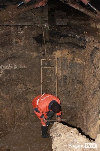 Знайти прорив у мокрій землі зі шматками бетону важко