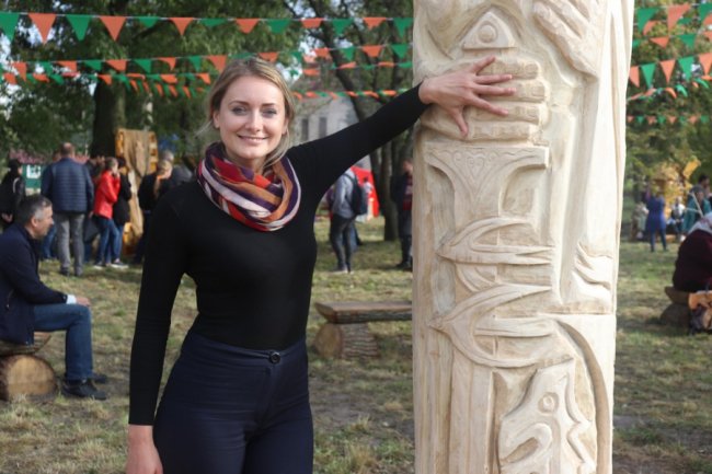 Найбільший різьблений трон: у Володимирі встановили рекорд України. ФОТО