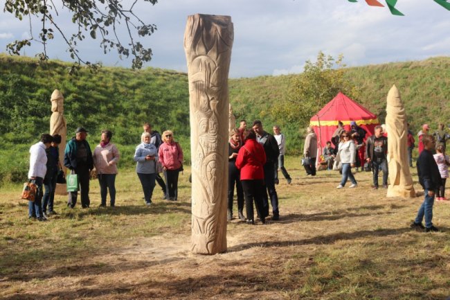 Найбільший різьблений трон: у Володимирі встановили рекорд України. ФОТО