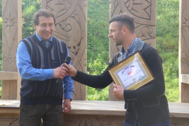 Найбільший різьблений трон: у Володимирі встановили рекорд України. ФОТО