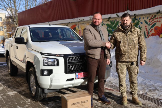 Луцька громада передала воїнам позашляховик. ФОТО