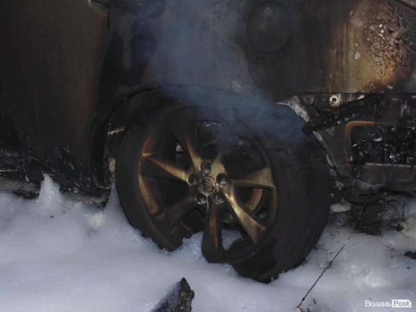 Невідомі спалили машину дружини громадського діяча Володимира Пащенка. ФОТО