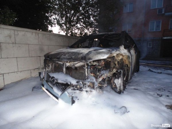 Невідомі спалили машину дружини громадського діяча Володимира Пащенка. ФОТО