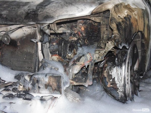 Невідомі спалили машину дружини громадського діяча Володимира Пащенка. ФОТО