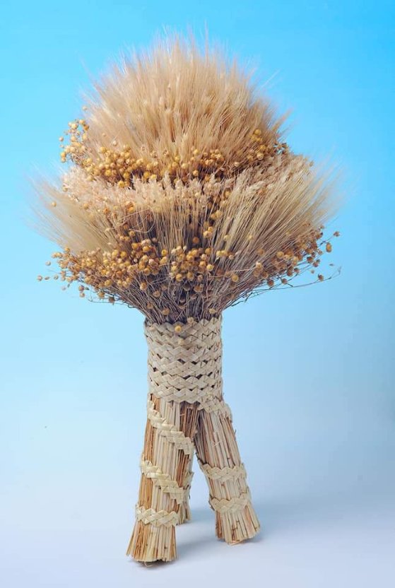 Волинянка 15 років присвятила плетінню виробів з соломи 