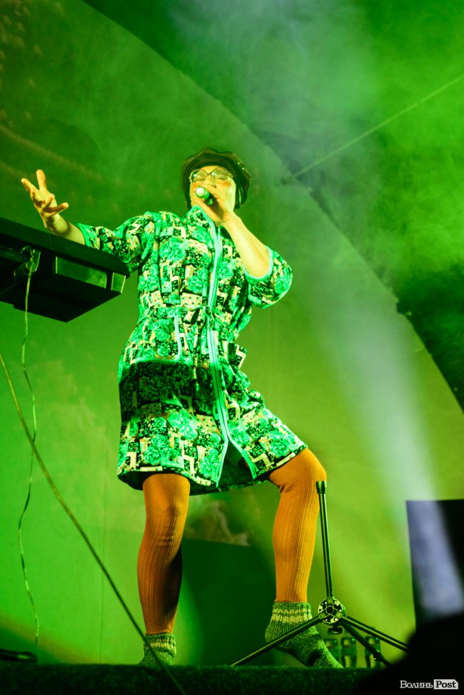 «GAS у Луцьку доведеться освячувати»: ФОТОРЕПОРТАЖ з епатажного концерту «Хамерманів» в халатах і трусах