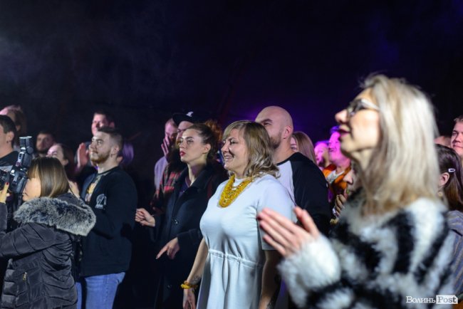 «GAS у Луцьку доведеться освячувати»: ФОТОРЕПОРТАЖ з епатажного концерту «Хамерманів» в халатах і трусах