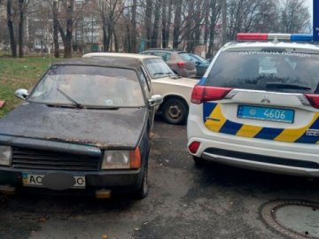 У Луцьку затримали хулігана, який стрибав на даху авто. ФОТО