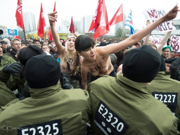 FEMEN влаштували антифашистський мітинг у Берліні. ФОТО