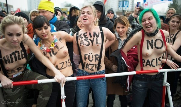 FEMEN влаштували антифашистський мітинг у Берліні. ФОТО
