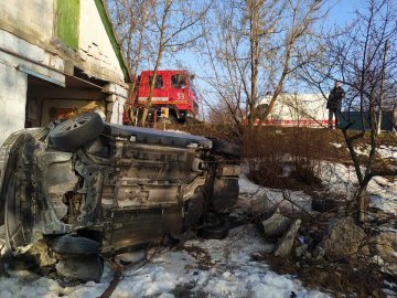На Дніпропетровщині авто в’їхало в будівлю: постраждали двоє дітей