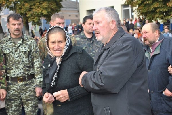 Горохівчани  навколішках зустріли тіло загиблого в зоні АТО земляка. ФОТО