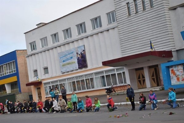 Горохівчани  навколішках зустріли тіло загиблого в зоні АТО земляка. ФОТО