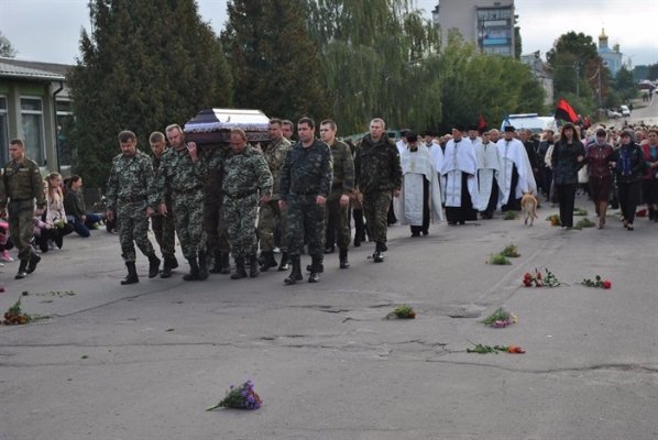 Горохівчани  навколішках зустріли тіло загиблого в зоні АТО земляка. ФОТО