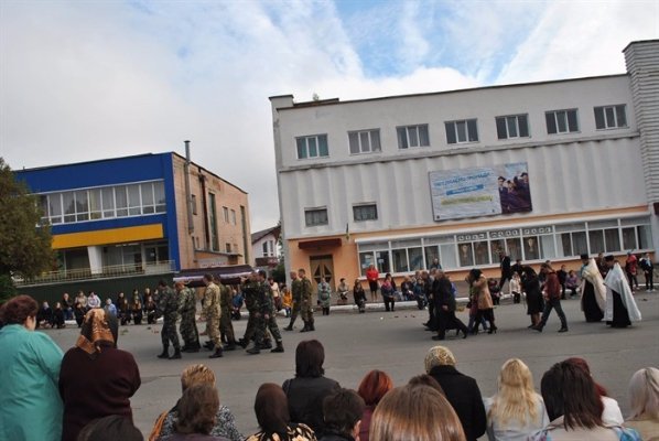 Горохівчани  навколішках зустріли тіло загиблого в зоні АТО земляка. ФОТО