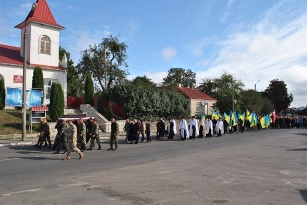 Горохівчани  навколішках зустріли тіло загиблого в зоні АТО земляка. ФОТО