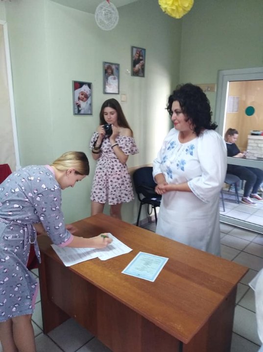 У луцькому пологовому видали ювілейне свідоцтво про народження. ФОТО