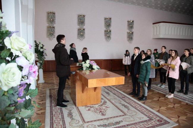 У Луцьку «одружилася» пара школярів. ФОТО