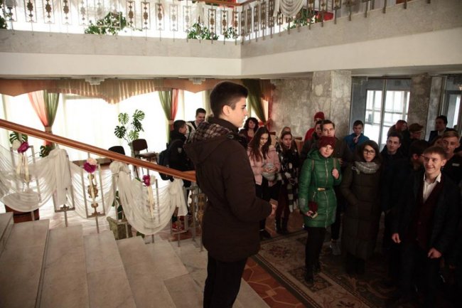 У Луцьку «одружилася» пара школярів. ФОТО