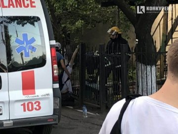 Хлопець пробив наскрізь руку об кований паркан