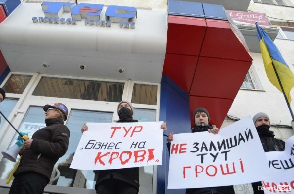 «Кров», міліція і сутичики: у Луцьку відвідали заклади регіоналів. ФОТО