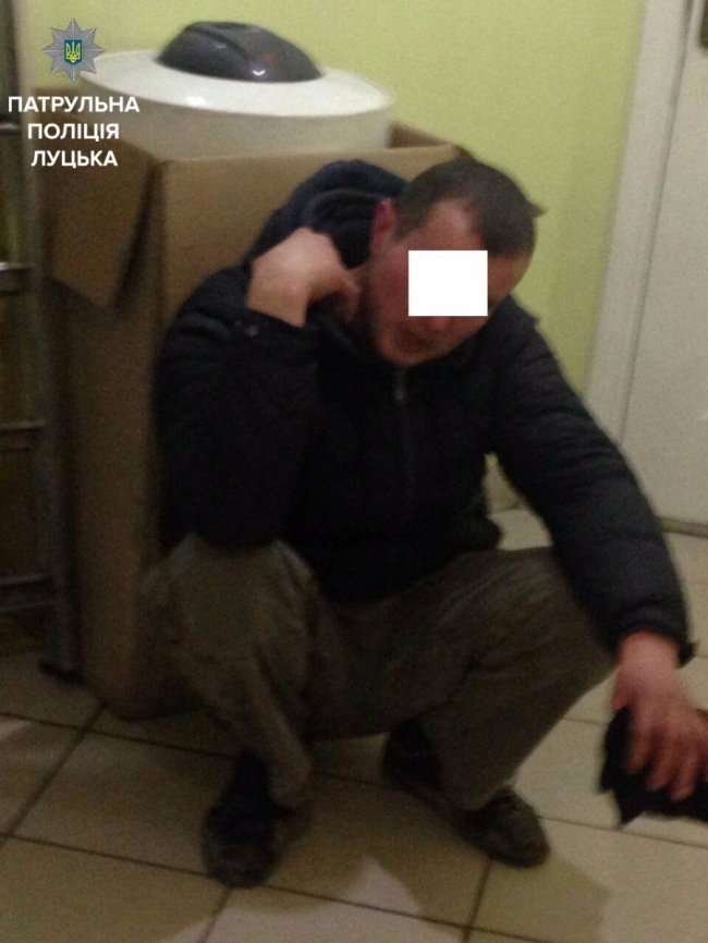 У Луцьку чоловік вибив сусідові двері