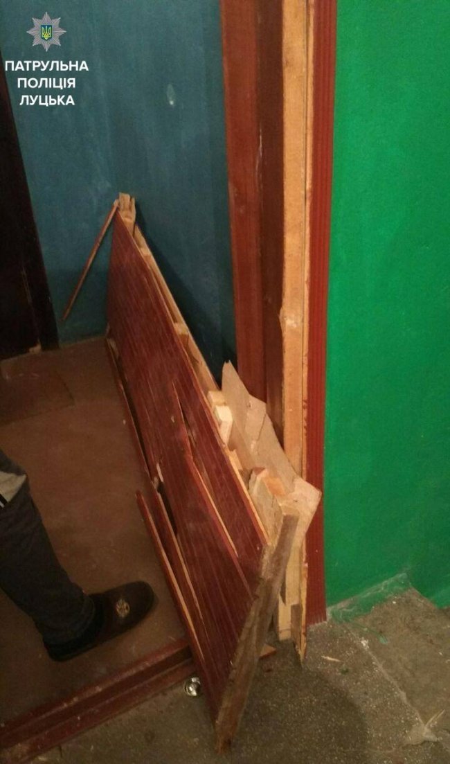 У Луцьку чоловік вибив сусідові двері
