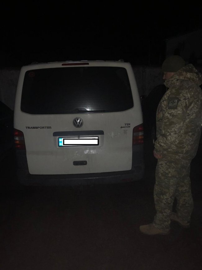 На Волині затримали водія буса, який перевозив бочки з дизпаливом