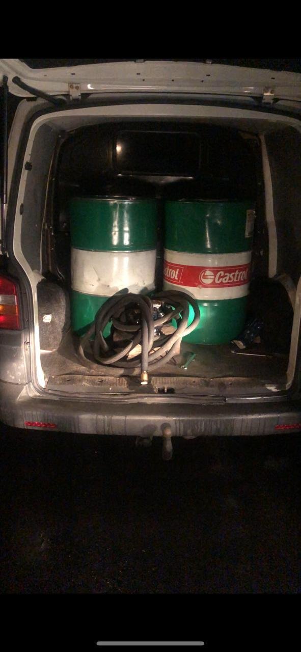 На Волині затримали водія буса, який перевозив бочки з дизпаливом