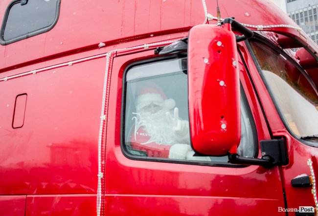 Центр Луцька «поставила на вуха» новорічна фура «Coca-Cola». ФОТО