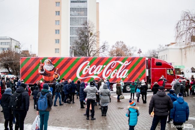 Центр Луцька «поставила на вуха» новорічна фура «Coca-Cola». ФОТО