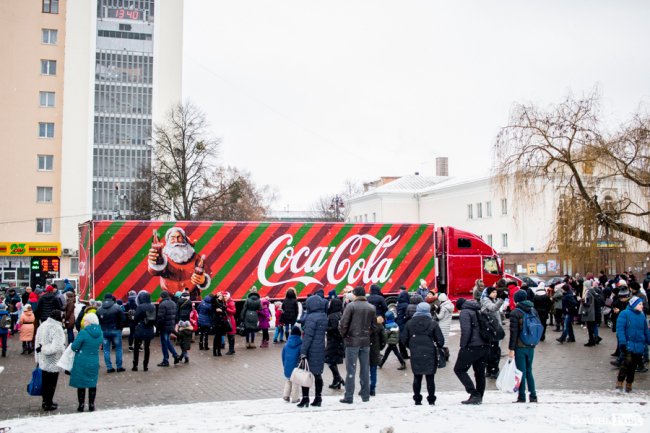 Центр Луцька «поставила на вуха» новорічна фура «Coca-Cola». ФОТО