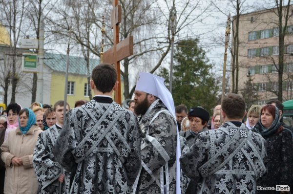 Під час хресної ходи у Луцьку окропили навіть мормонів