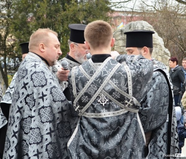 Під час хресної ходи у Луцьку окропили навіть мормонів