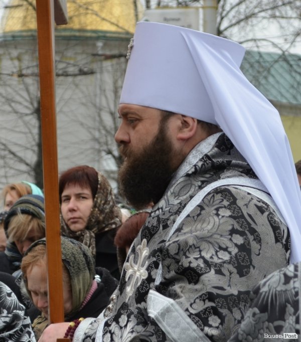 Під час хресної ходи у Луцьку окропили навіть мормонів