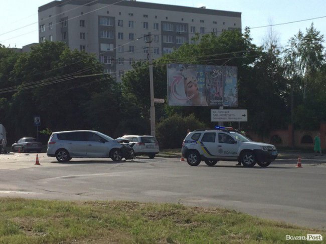 Моторошна ДТП на Рівненській: двох потерпілих забрала швидка