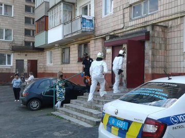У Рівному жінку, яка сама вдома  лікувалась від коронавірусу, визволяли із зачиненої квартири