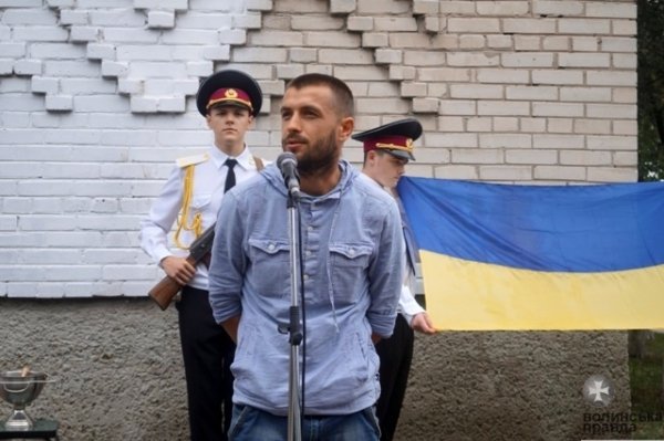 В Луцьку встановили пам'ятну дошку загиблому лучанину. ФОТО