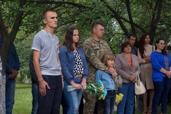 В Луцьку встановили пам'ятну дошку загиблому лучанину. ФОТО