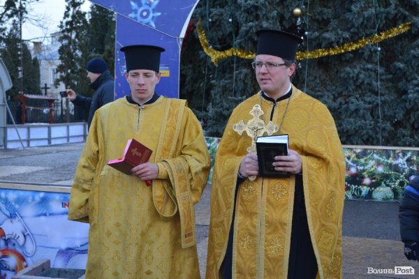 Лучанам передали Вифлеємський вогонь миру. ФОТО. ВІДЕО