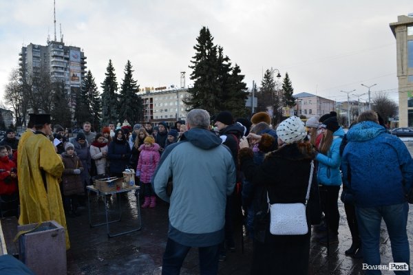Лучанам передали Вифлеємський вогонь миру. ФОТО. ВІДЕО