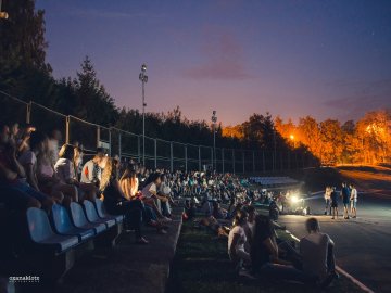 Лучан кличуть на кіно на стадіон