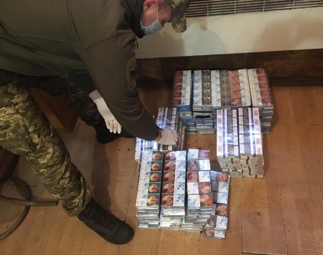 На Волині у вантажному потязі знайшли партію контрабандних сигарет. ФОТО