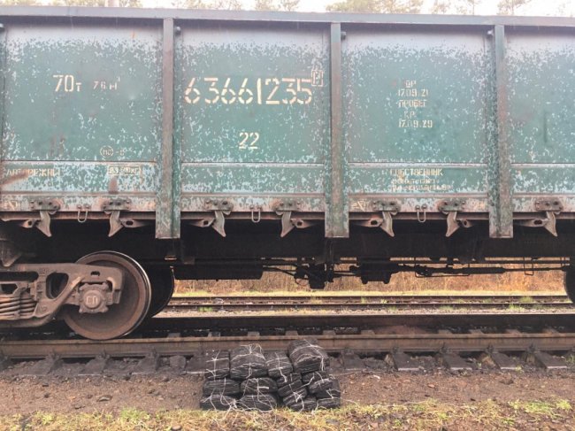 На Волині у вантажному потязі знайшли партію контрабандних сигарет. ФОТО