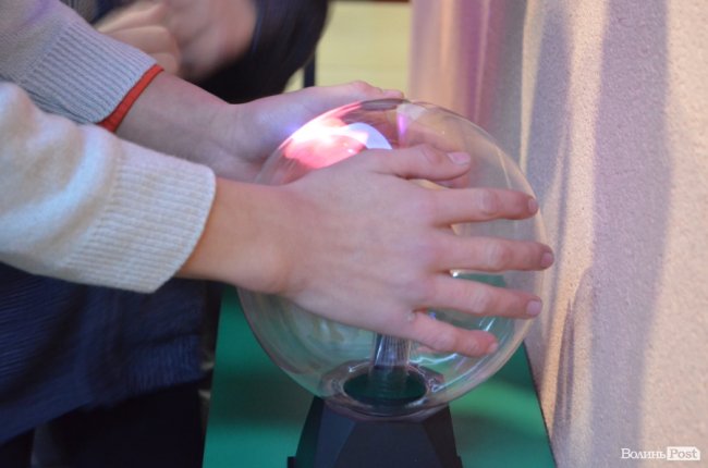 Заступник голови Волинської ОДА показав дива науки і техніки особливим діткам. ФОТО