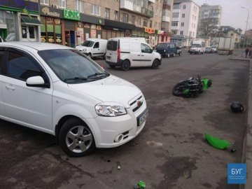 У місті на Волині мотоцикліст влетів у легковик: подробиці аварії