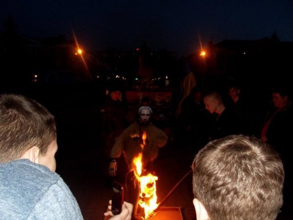 У Нововолинську спалили опудало Путіна. ФОТО