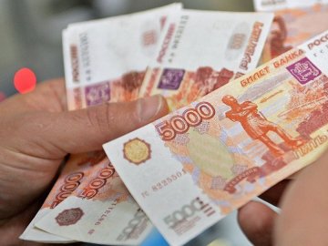 Окупанти скаржаться, що російський рубль перетворюється на «фантики»