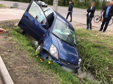 «Проскочу – і нічого не буде»: у Луцьку водій, аби уникнути аварії, злетів в кювет. ВІДЕО