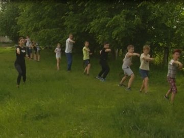 Займаються на вулиці: луцькі каратисти відновили тренування. ВІДЕО